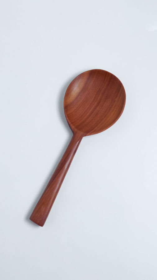 Menakar nasi ataupun menakar biji bijian ataupun tepung dalam skala banyak