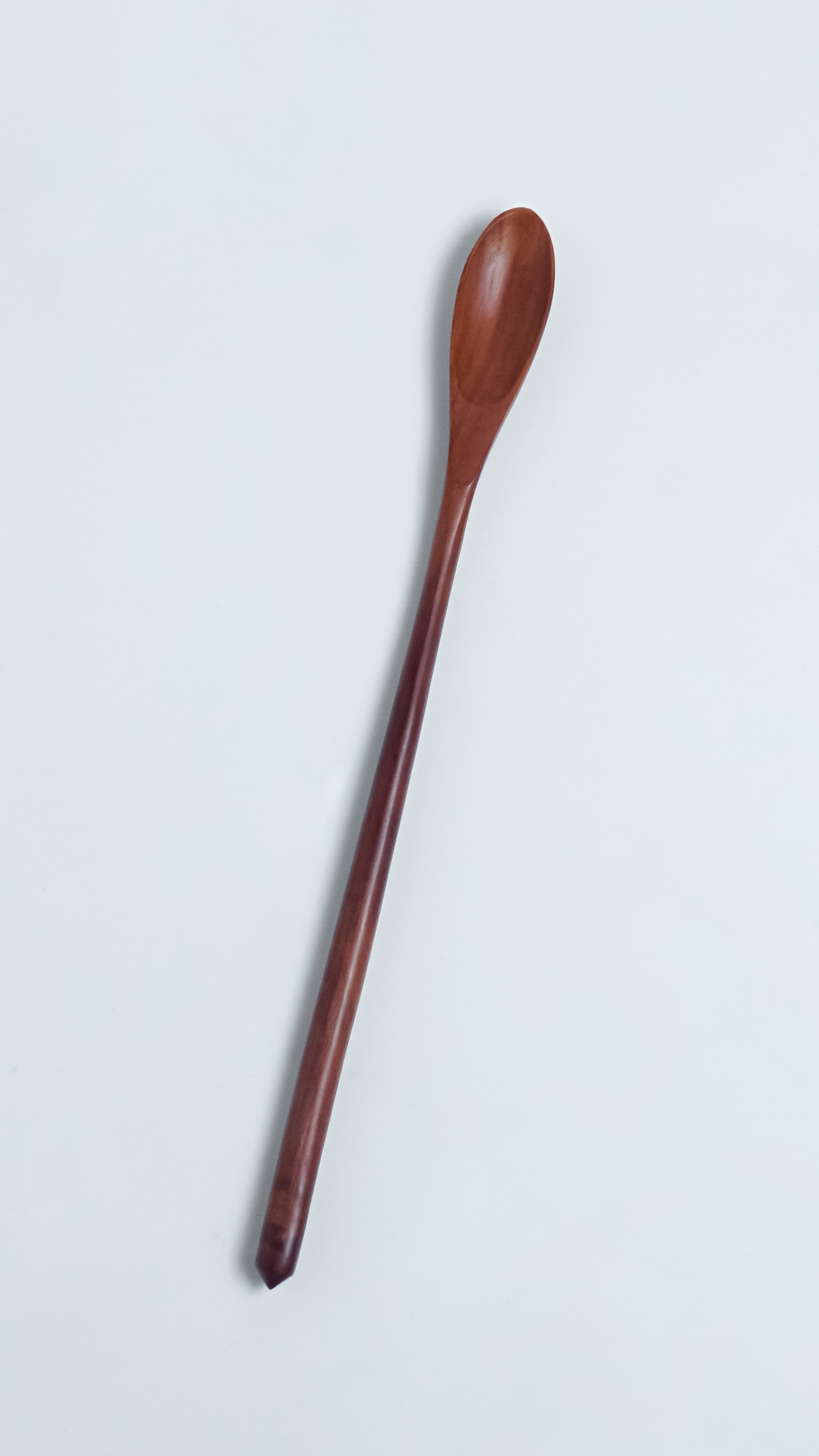 Bahan Kayu Padat terbuat dari Kayu Alami Sapodilla Wood tidak mudah patah, dengan finishing polish foodgrade, permukaan yang halus, tidak tajam, dan bebas serpihan, dapat digunakan berkali kali setelah dicuci serta ramah lingkungan , Pegangan sendok yang cukup panjang, sehingga pada saat menyuapin bayi lebih praktis