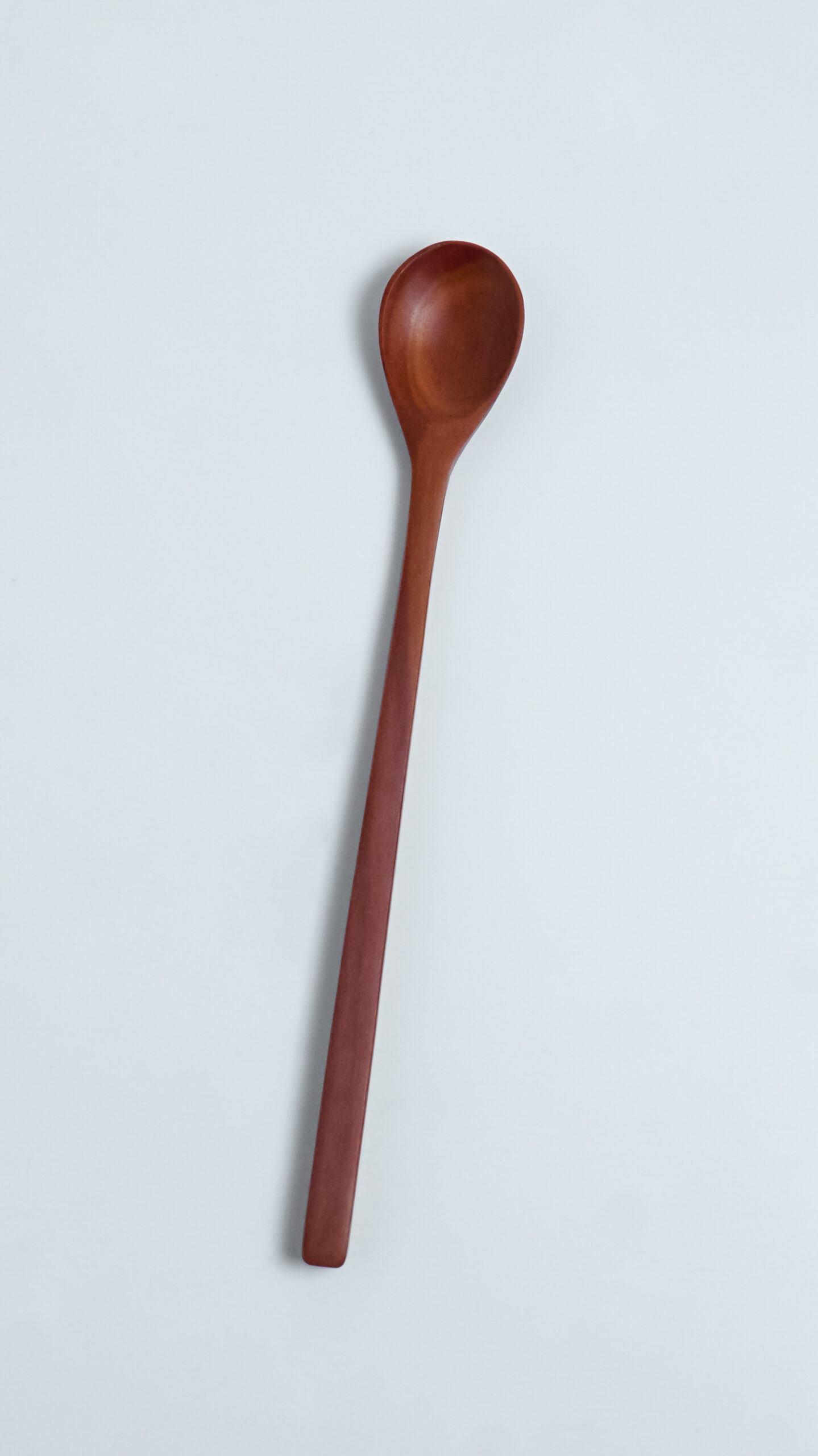 Bahan Kayu Padat terbuat dari Kayu Alami Sapodilla Wood tidak mudah patah dengan finishing polish foodgrade, permukaan yang halus, tidak tajam, dan bebas serpihan, dapat digunakan berkali kali setelah dicuci serta ramah lingkungan